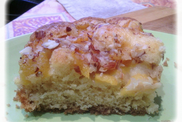 Шарлотка с персиками и миндалём