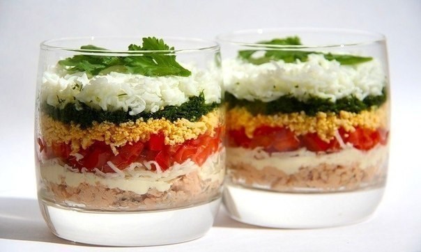 Легкий слоеный салат с курицей и помидорами