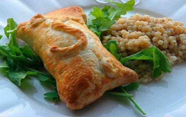 Слоеные пирожки с курицей и сливочным сыром