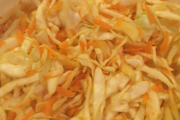 Витаминный салат с морковью и капустой
