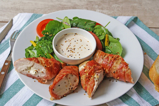 Запеченная куриная грудка в беконе с шпинатом на гарнир