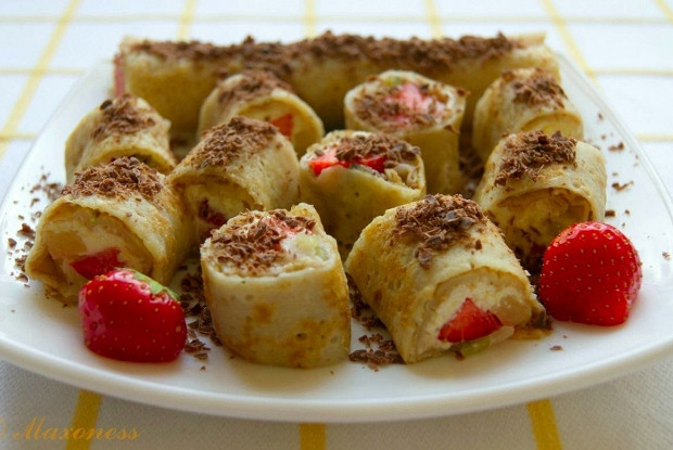 Легкие сладкие роллы с творожно-фруктовой начинкой