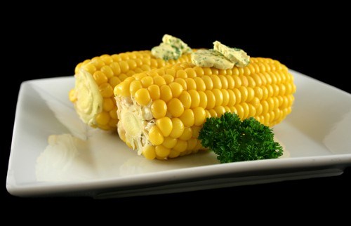 Вареная кукуруза с петрушкой