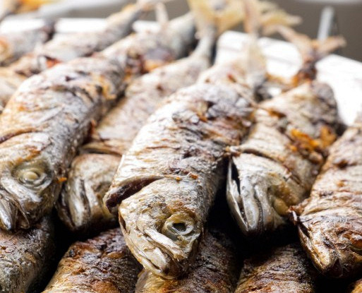 Макрель с чесночным соусом и лимонным соком