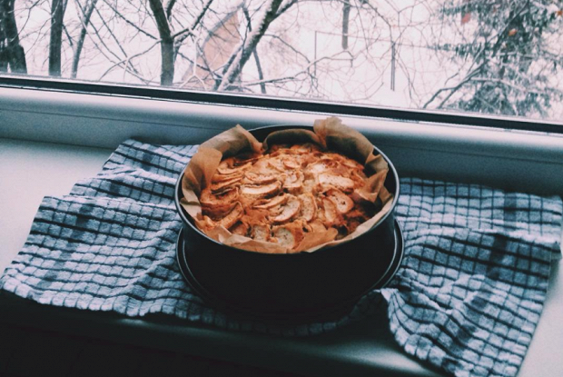 Шарлотка классическая с коньяком