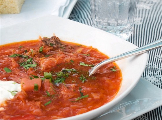 Борщ с говяжьей грудинкой и свиными ребрами