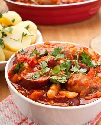 Гуляш с копчеными колбасками, фасолью и болгарским перцем