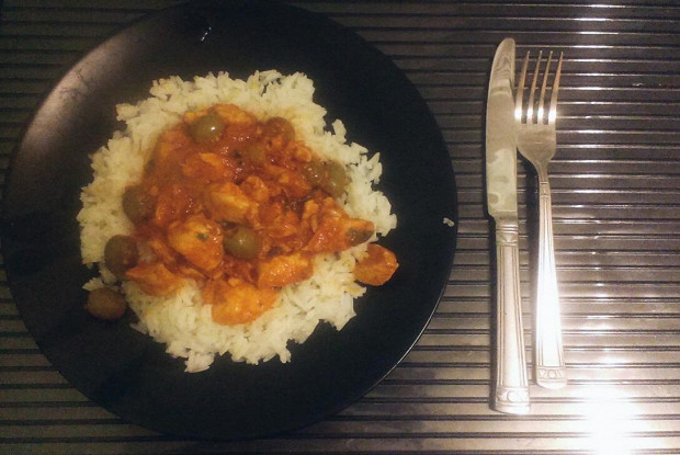 Курица с оливками и томатами
