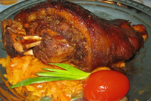 Рулька свиная, запеченая в духовке