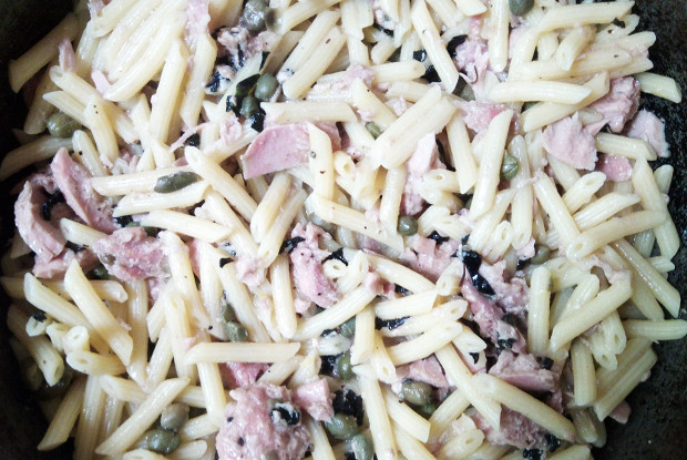 Пене с базиликом, тунцом и каперсами