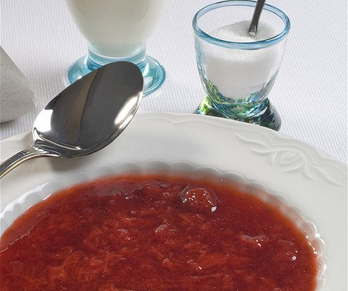 Компот из ревеня и клубники со свежей мятой