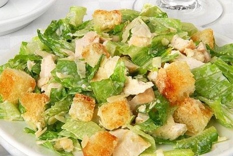 Салат «Цезарь» с огурцами и маслинами