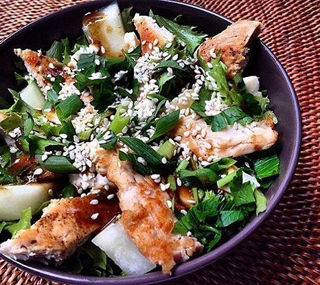 Салат из куриной грудки с дыней