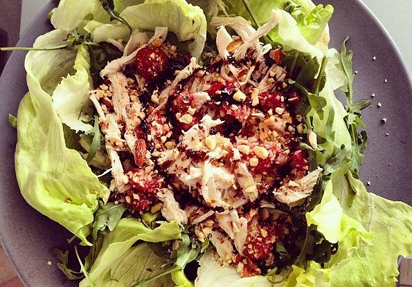 Салат из курицы и клубники