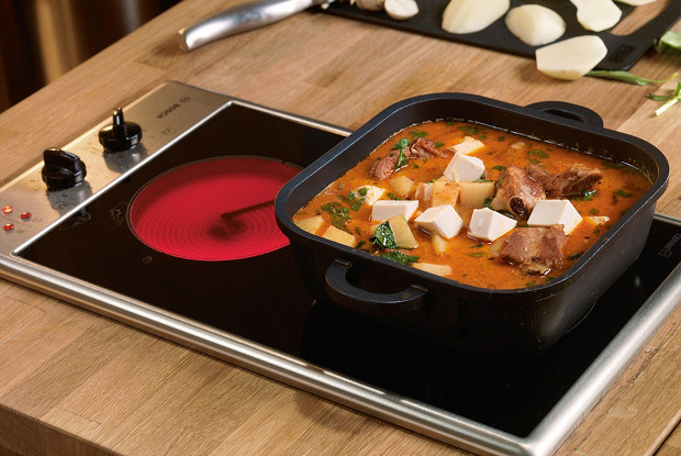 Красный карри со свиными ребрышками, картошкой и тофу
