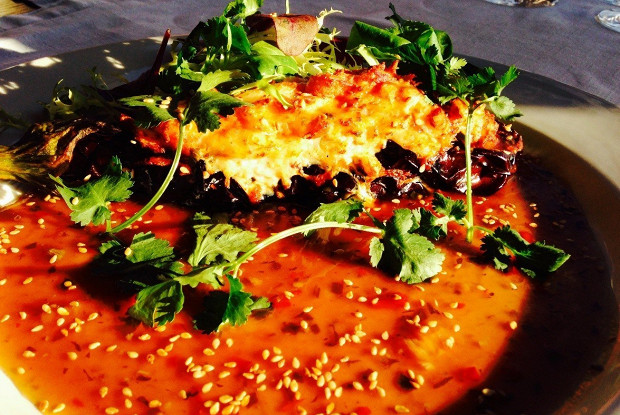 Запеченный баклажан с крабом и устричным соусом