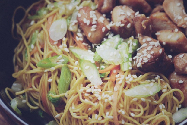 Яичная лапша с курицей и сладким перцем по-азиатски
