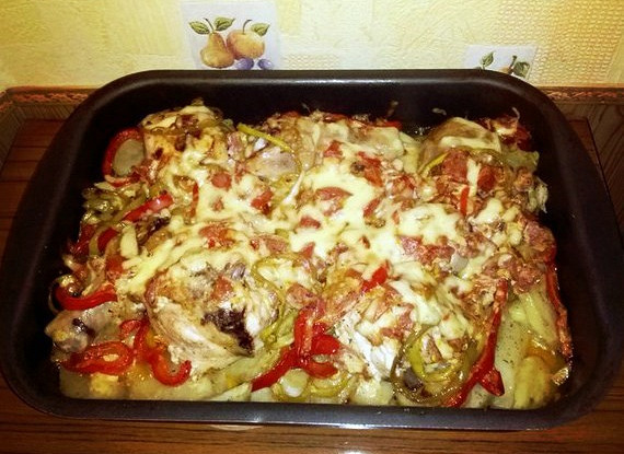 Запеченная курица в сливочном соусе с овощами и картофелем